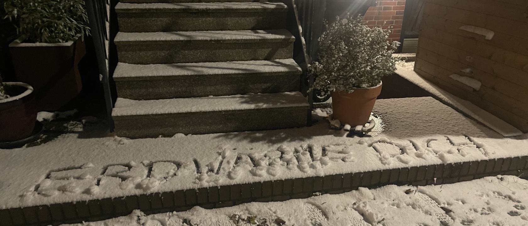 Schriftzug ErdwärmeDich im Schnee