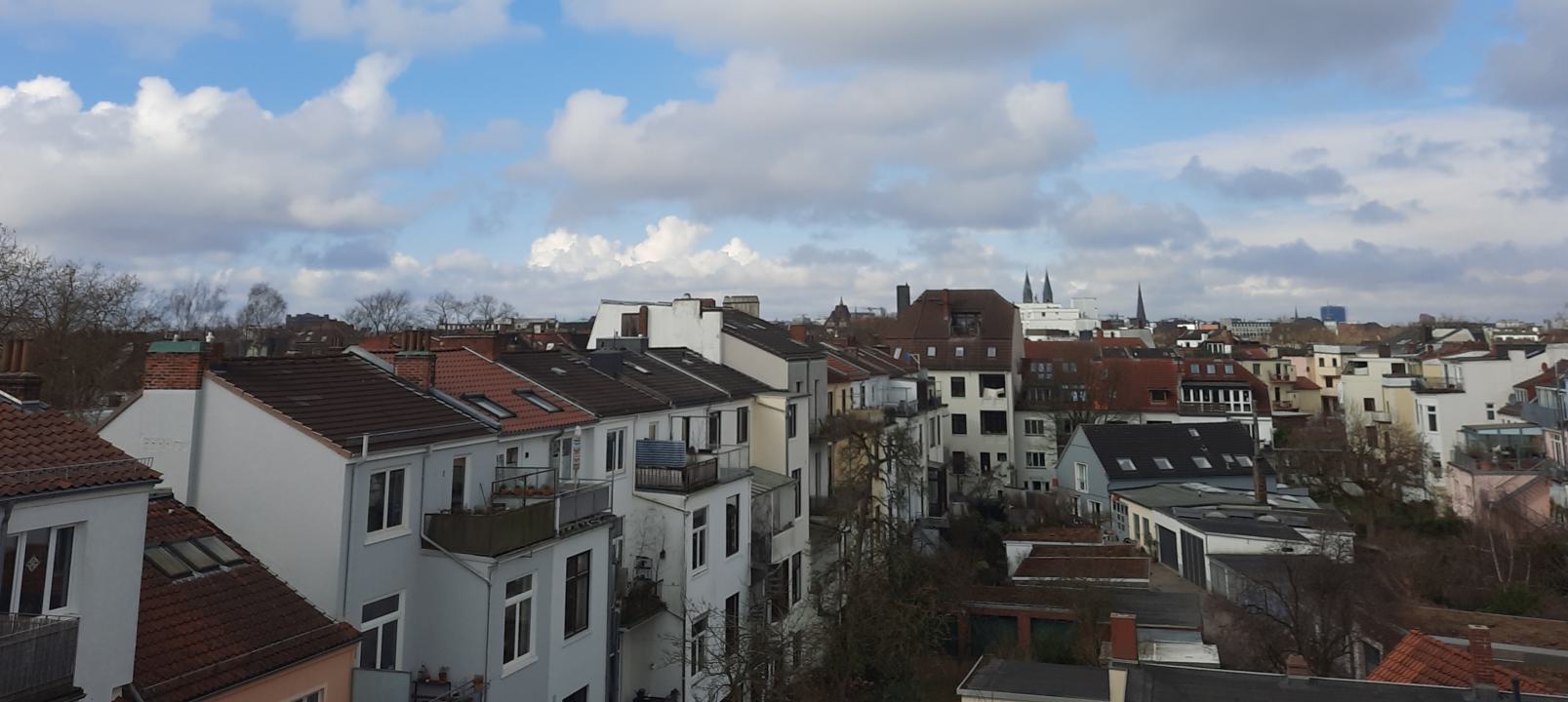 Blick über urbane Dachlandschaft Bremens in Richtung Dom.