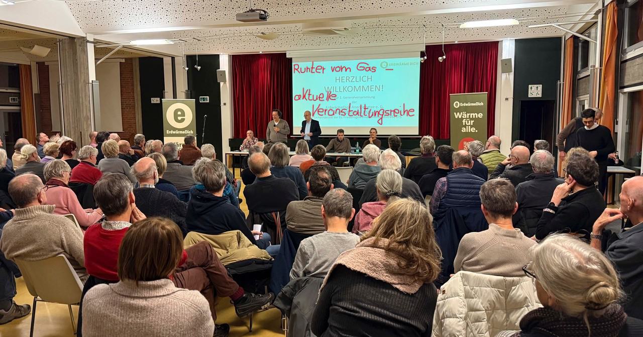 Bild der Genossenschaftsgeneralversammlung mit eingebauter Ankündigung der Veranstaltungsreihe
