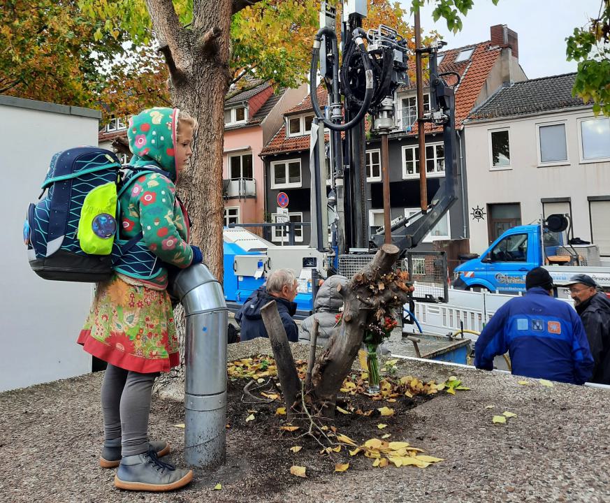 Jugend beobachtet aufmerksam die Probebohrung zum Pilotprojekt