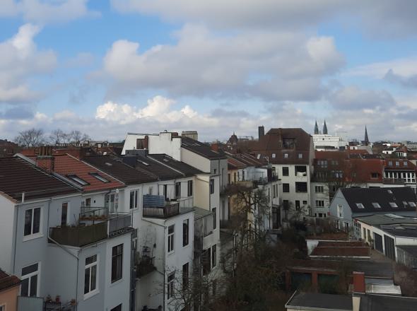 Blick über urbane Dachlandschaft Bremens in Richtung Dom.