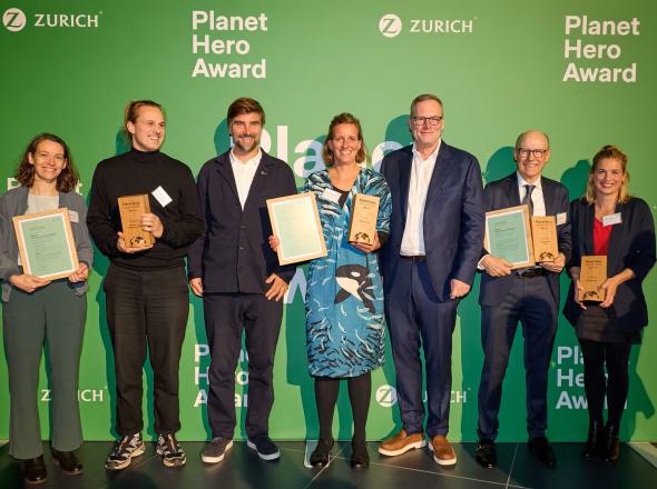 Die Gewinner-Teams des Planet Hero Award 2025 gemeinsam mit Boris Herrmann und Zurich CEO Dr. Carsten Schildknecht.