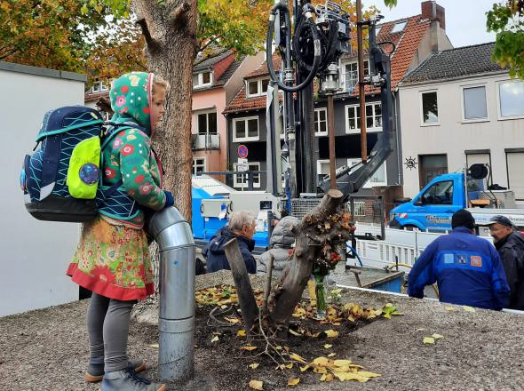 Jugend beobachtet aufmerksam die Probebohrung zum Pilotprojekt