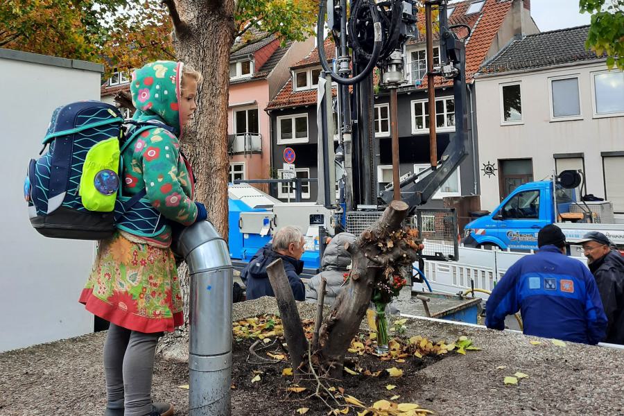 Jugend beobachtet aufmerksam die Probebohrung zum Pilotprojekt