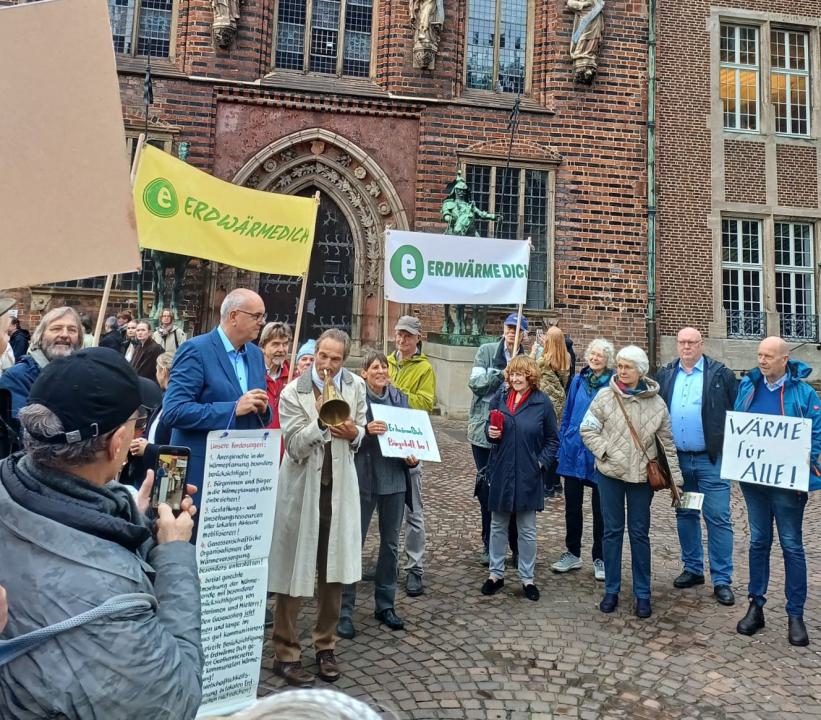 Feierliche Überreichung der Forderungen zur Wärmewende an Bürgermeister Bovenschulte.