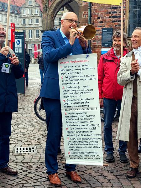 Bürgermeister Bovenschulte empfängt die ErdwärmeDich-Forderungen