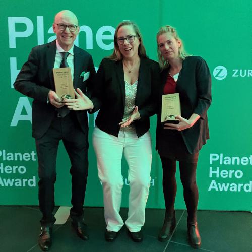 Preisverleihung in der Kategorie Klimaschutz: v.l.n.r.: Prof. Dr. Wilhelm Friedmann (ErdwärmeDich), Prof. Dr. Prof. Katharina Reuter (Laudatorin, Geschäftsführerin des Bundesverbandes nachhaltige Wirtschaft), Lina Pockels (ErdwärmeDich), Foto: Zurich