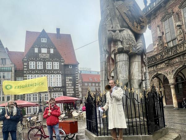 Eindrücke vom ErdwärmeDich-Spaziergang. Alexander von Humboldt vor dem Bremer Roland