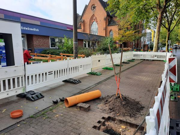 Festlegung des Bohrlochs vor der Humboldtstr. 179. Foto ErdwärmeDich: Andreas Kisters Festlegung des Bohrlochs vor der Humboldtstr. 179