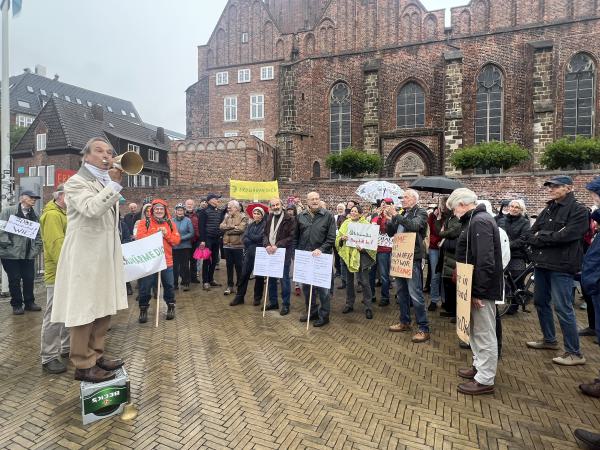 Versammlung zum ErdwärmeDich-Spaziergang an der Schlachte