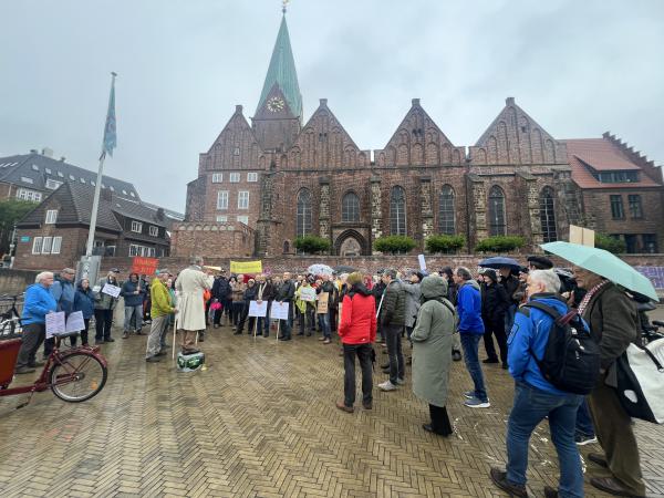 Versammlung zum ErdwärmeDich-Spaziergang an der Schlachte