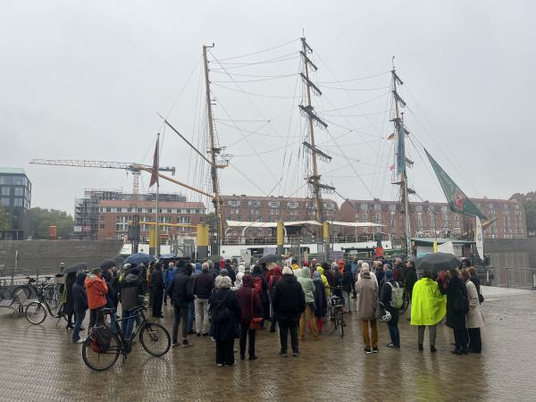 Versammlung zum Spaziergang vor der Alexander von Humboldt